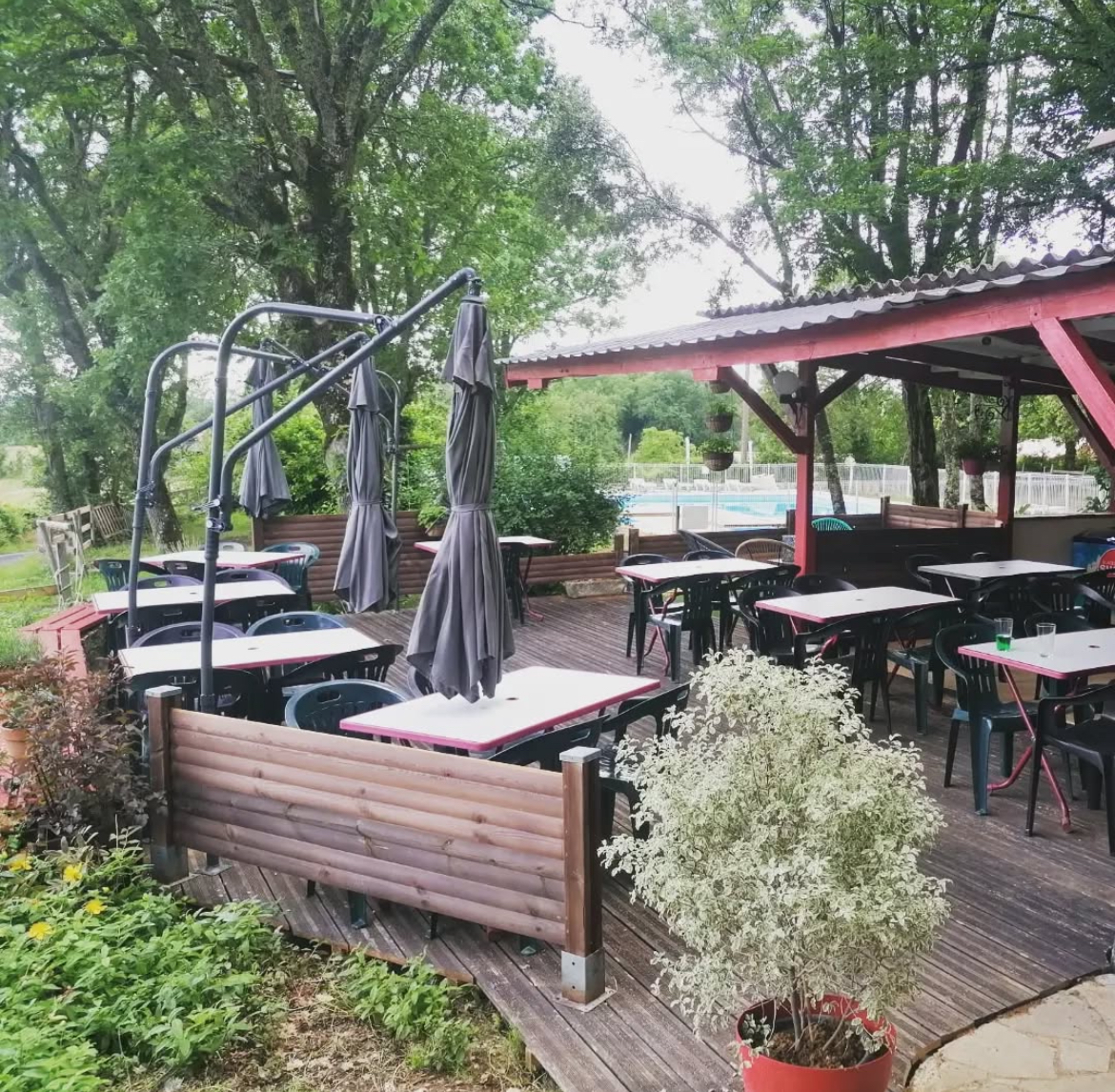 Terrasse du restaurant en lumière du soir